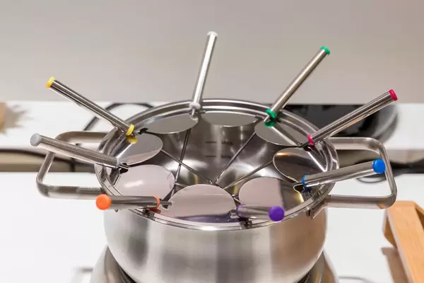 Clatronic Fonduetopf mit bunten Fonduegabeln