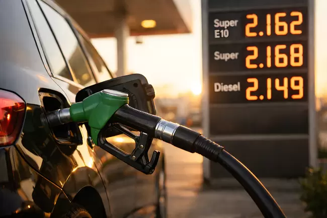 Clever tanken: Zapfsäule mit Kraftstoffpreisen an Tankstelle