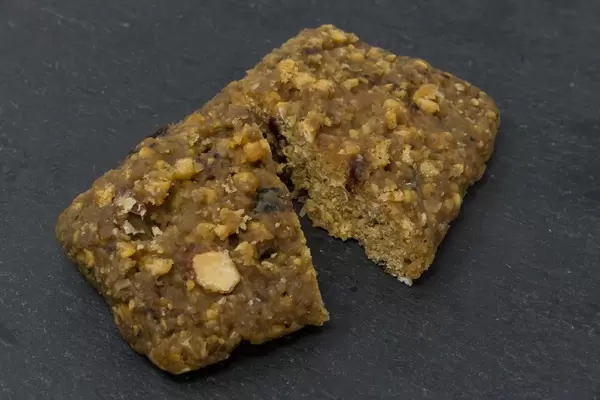 Clif Bar Energieriegel mit Blaubeeren-Knusper Geschmack auf schwarzem Hintergund