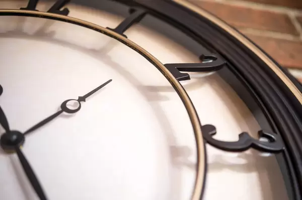 Clock needle pointing in between one and two