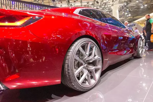 Close-up & side view of 21-inch rims of the red BMW Concept 4