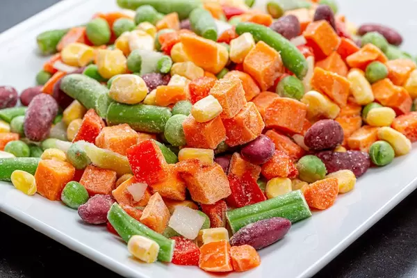 Close up gefrorenes buntes Gemüse