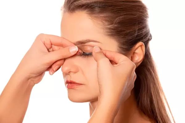 Close-up gluing false eyelashes