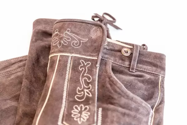 Close up Lederhosen Bund vor weißem Hintergrund