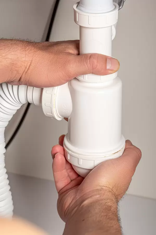 Close-up, male hands spin the siphon