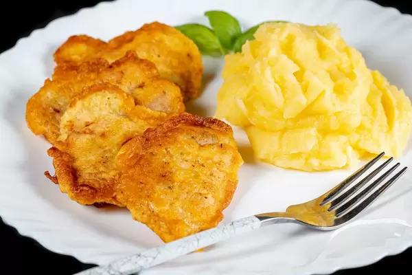 Close-up, mashed potatoes with fried fish pieces