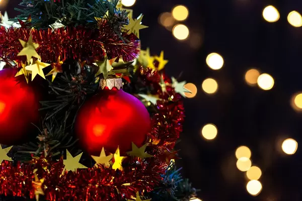 Close-up of a decorated christmas tree with red balls (Flip 2019)