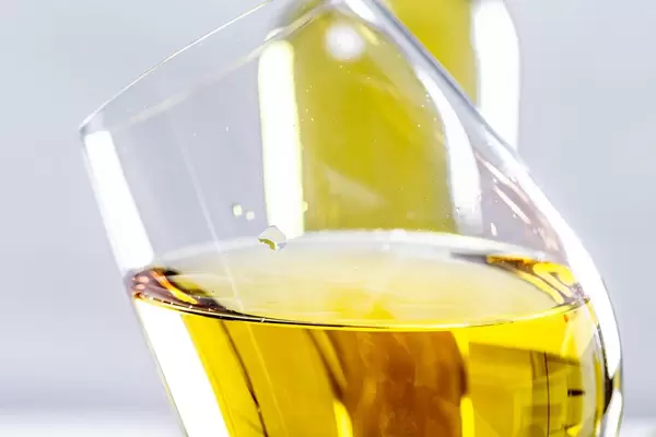 Close-up of a tilted glass of white wine (Flip 2019)