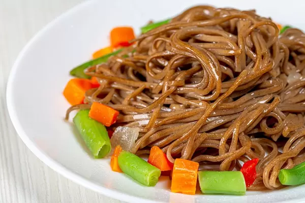 Close-up of buckwheat soba noodles with asparagus, carrots and sweet peppers (Flip 2019)