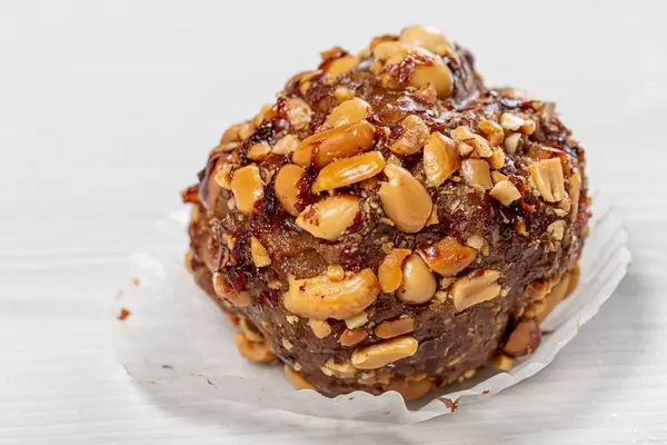 Close-up of cake with cocoa and roasted peanuts (Flip 2019)