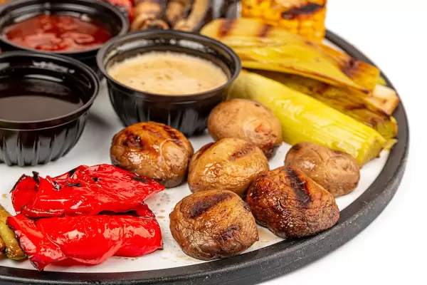 Close-up of champignons, bell peppers and leeks - fried on the grill