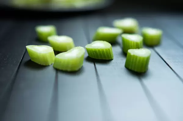 Close-up of heart-shaped fennel slices on a black surface (Flip 2019)