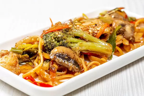 Close-up of noodles with sauce, vegetables and sesame seeds (Flip 2019)