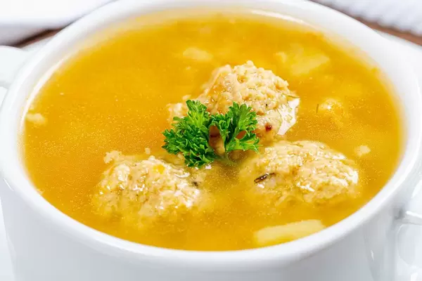 Close-up of soup with meatballs and fresh parsley (Flip 2019)