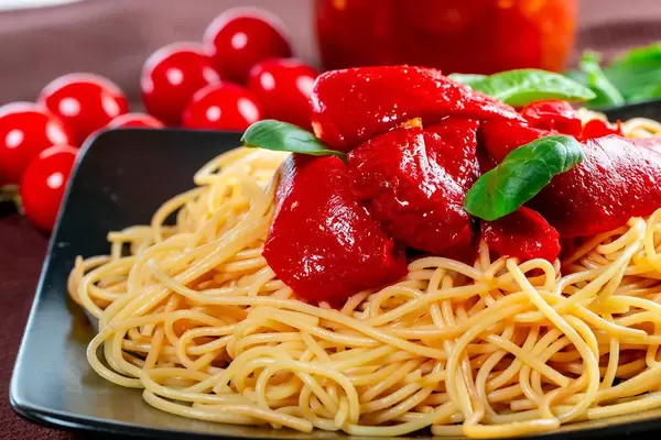 Close-up of spaghetti with sweet pepper and tomato sauce (Flip 2019)