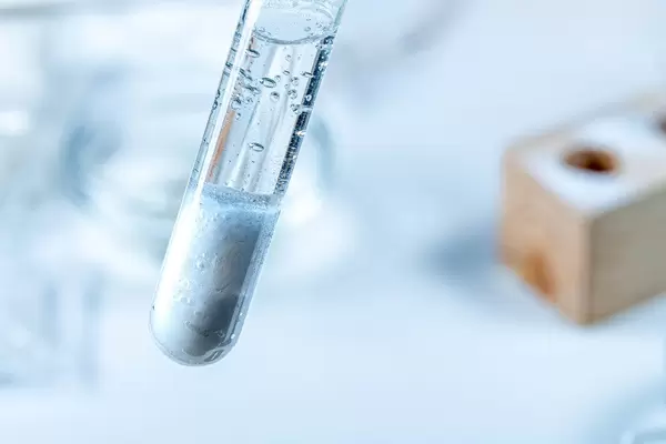 Close-up of the reaction between alkaline and acidic reagents in a test tube (Flip 2020)