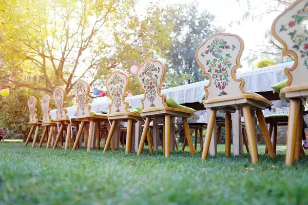 Close-up view of wooden chairs in the garden (Flip 2019)