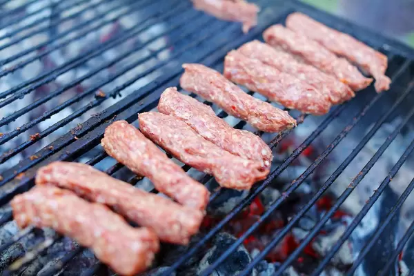 Close-up von einer Reihe Hackfleischstücke auf dem Grill