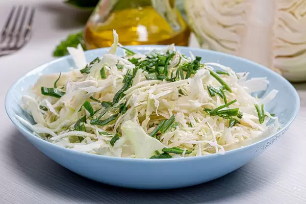 Close-up von frischem Krautsalat mit Lauch in einem gewölbten Teller