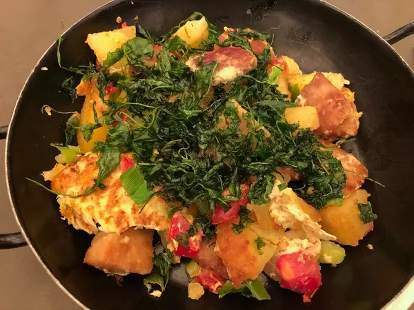 Closeup Geröstete Knödel, Gebratenes Ei und Schnittlauch im Schottenhamel Zelt