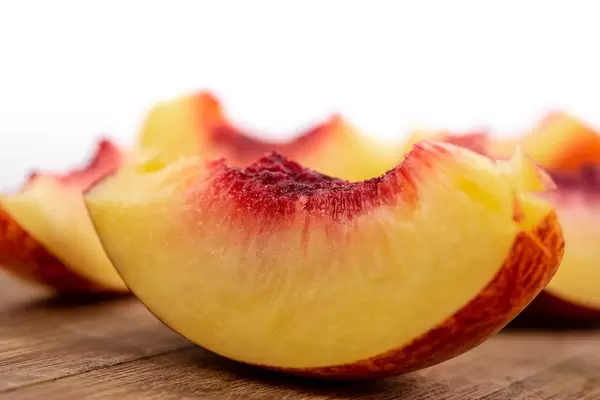 Closeup geschnittener Pfirsichstücke auf einem Holzschneidebrett