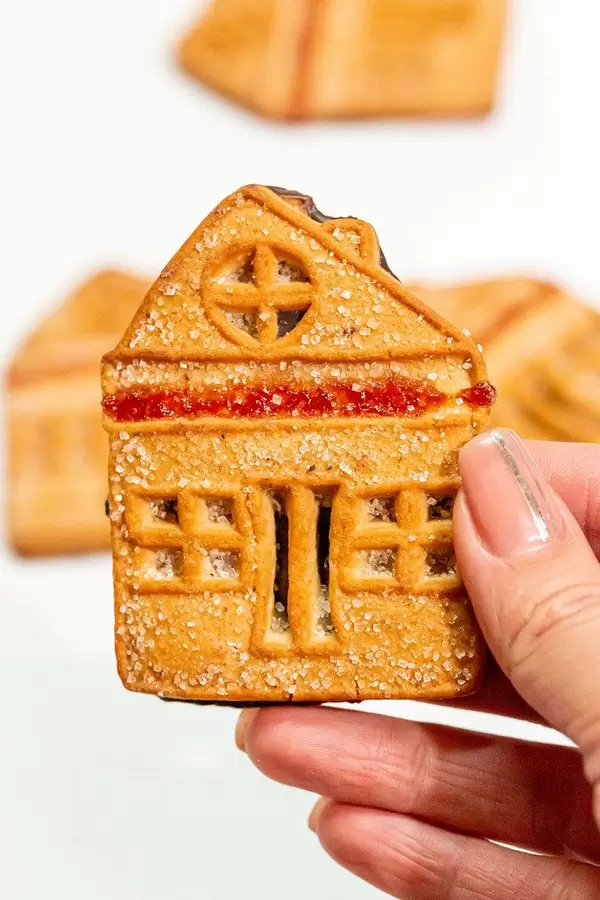 Closeup of the cookie house in the hand (Flip 2019)