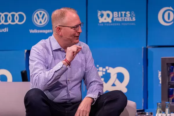 Closeup von Senior Vice President Amazon Devices & Services Dave Limp auf der Bits & Pretzels Hauptbühne beim ICM – Internationales Congress Center München