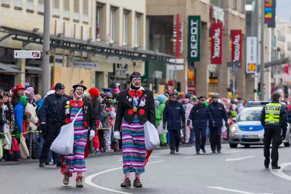 Clowns mit langen, bunten Röcken beim Rosenmontagszug - Kölner Karneval 2018