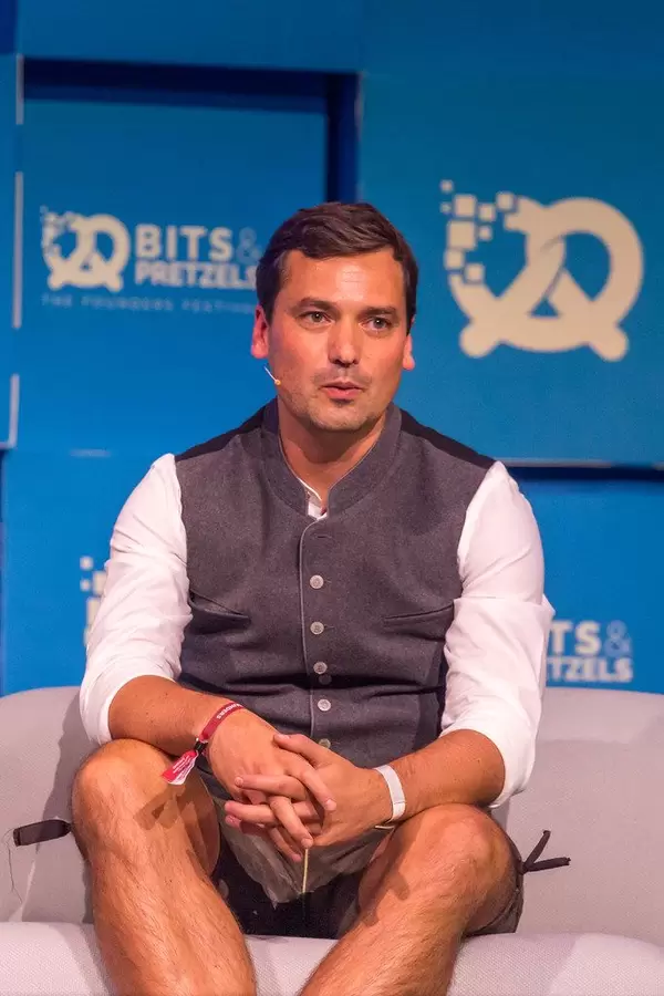 Co-Founder & Co-CEO von Münchner Start-up Roadsurfer Markus Dickhardt auf der Bits & Pretzels Bühne