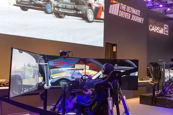 Cockpit und drei Monitore für das perfekte Rennspiel-Erlebnis - Gamescom 2017, Köln