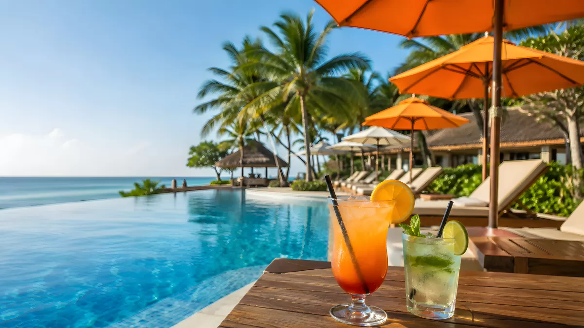 Cocktails am Infinity-Pool eines Tropenresorts