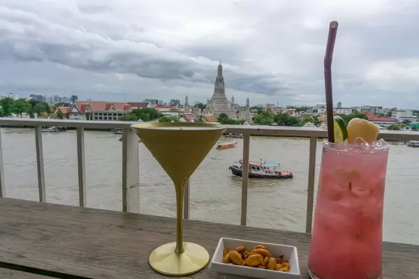 Cocktails und Erdnüsse mit Blick auf den Wat Arun Tempel in Bangkok