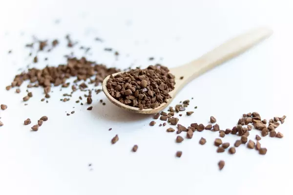 Coffee in wooden spoon / Kaffee auf Holzlöfel