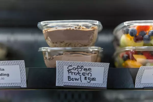 Coffee Protein Bowl To Go in transparenter Einwegverpackung