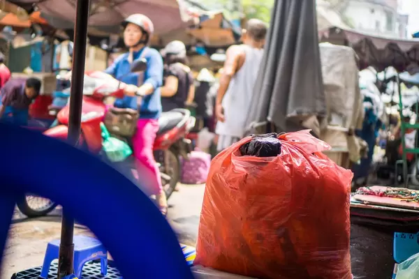 Coffee Shop mitten eines Marktes in Chinatown Saigon