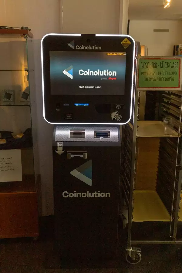 Coinolution Bitcoin-ATM, um am Automat bargeldlos mit der Kryptowährung zu bezahlen.