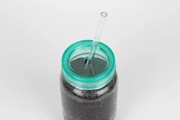 Cola in einem Glas mit Trinkhalm