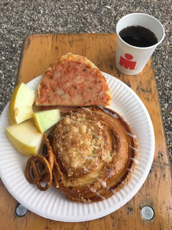 Cola, Pizza, Melonen und Gebäck nach dem Ironman