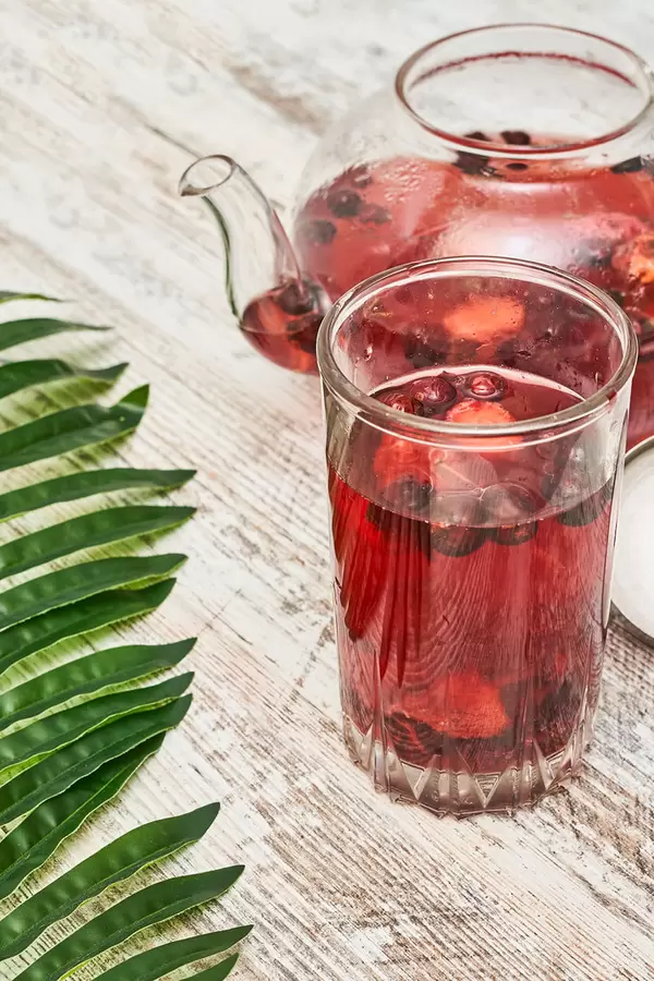 Cold fruit-based ice tea for hot summer days