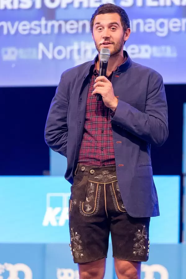 Colin Hanna hält eine Rede auf der Bühne