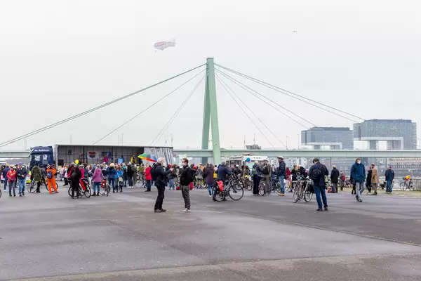 Cologne, most participants at the demo against Covid measures don't wear a mask or keep distance