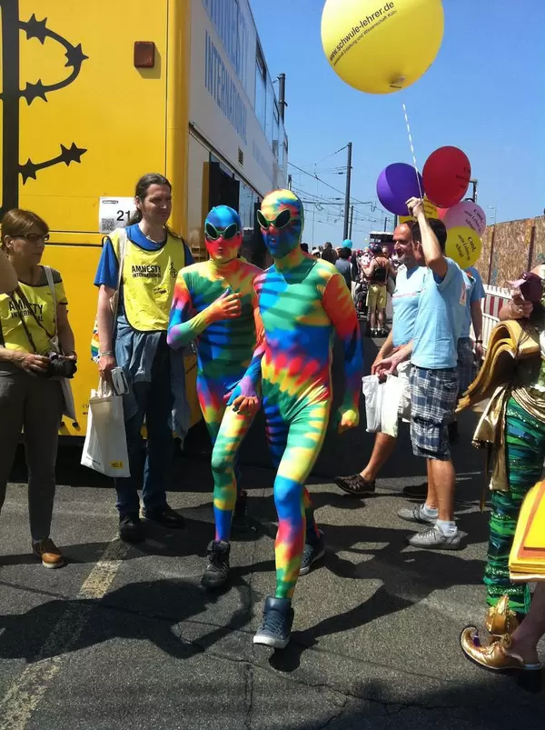 Cologne Pride Demo mit Amnesty International und bunt verkleideten Demonstranten