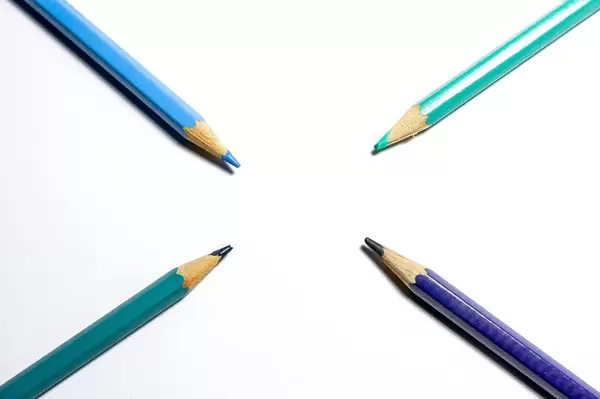 Color pencils pointing center