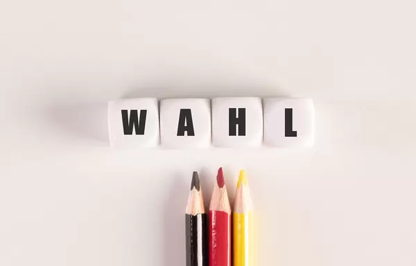 Color pencils with cubes with Wahl text on white background