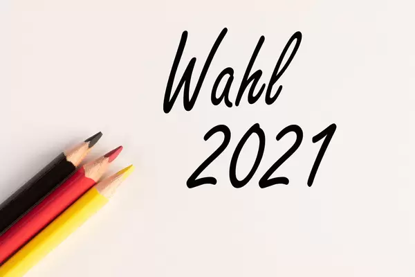 Color pencils with Wahl 2021 text