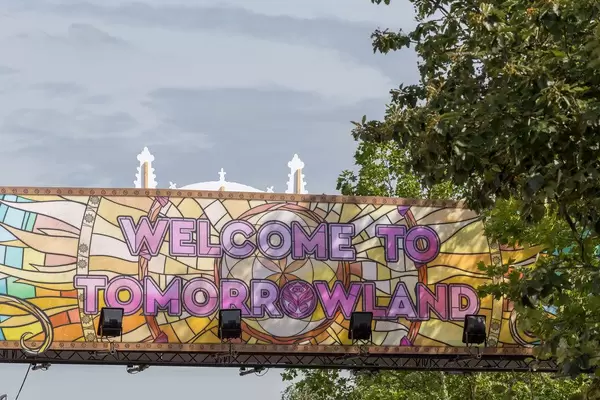 Colourful banner with the inscription "welcome to tomorrowland" at the same named festival in 2019
