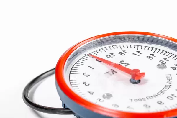 Compact mechanical scales on a white background close-up (Flip 2019)