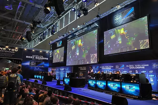 Computerspiele-Wettkampf während einer deutschen Spielemesse