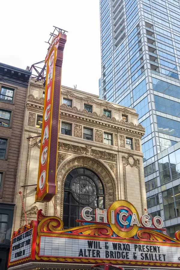 Concert of Alter Bridge & Skillet announced on the marquee of The Chicago Theatre
