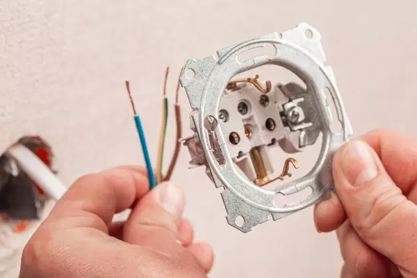 Connecting the socket in the house to the mains